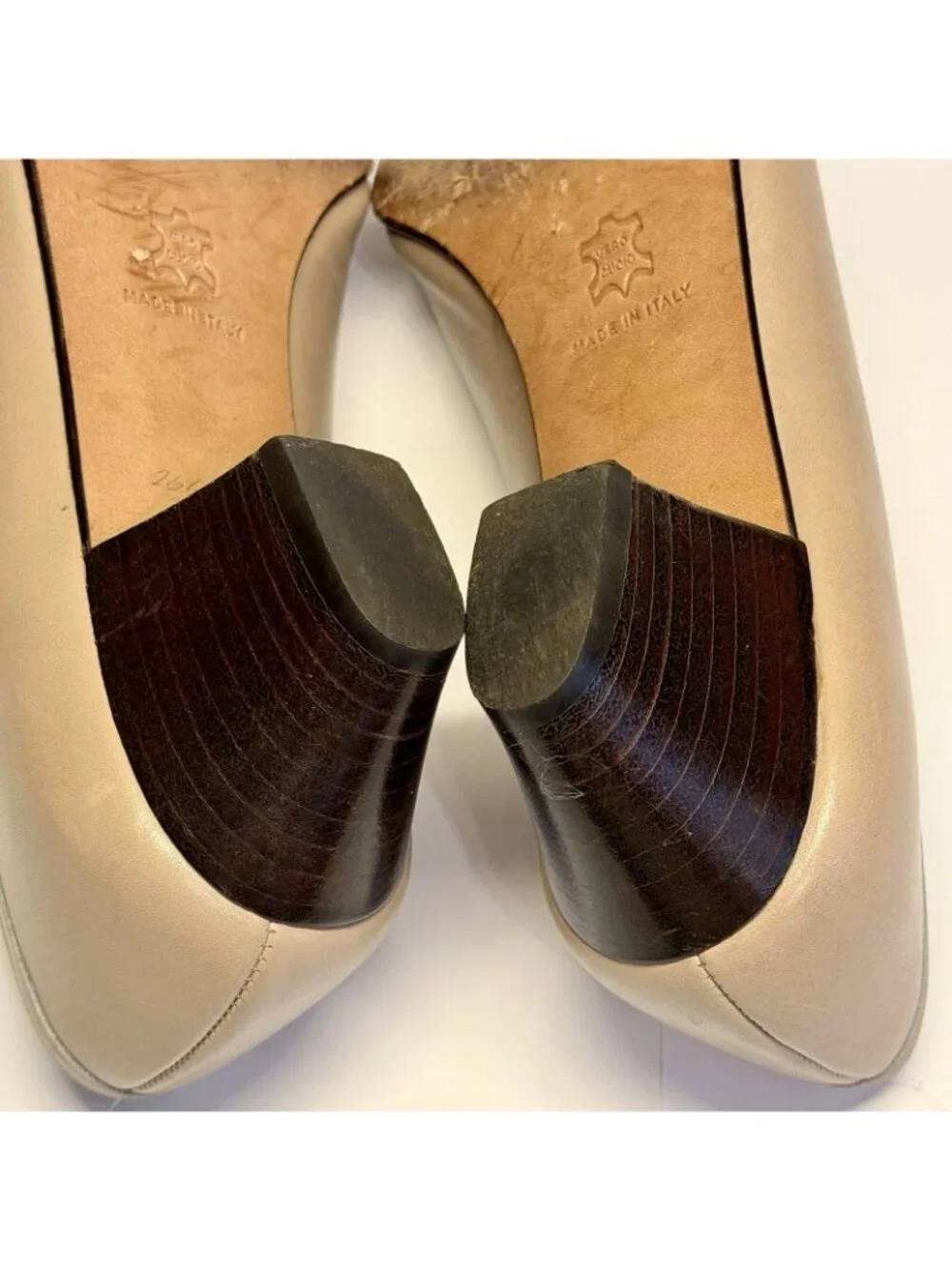 Salvatore Ferragamo Boutique Beige Leather Pumps Size 5B Low Heels - Picture 13 of 14